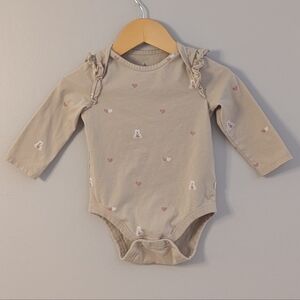 2/$10 ❤️ GAP Ruffle Shoulder Bodysuit | 12-18M | Bear + Heart Print